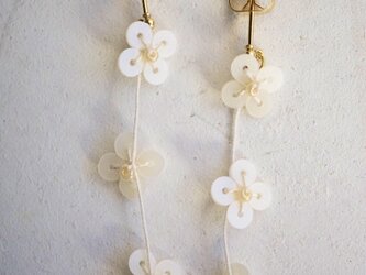 小花ピアス　オフホワイト　Small flower pierce off whiteの画像