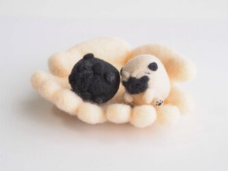 【受注製作】まゆパグの赤ちゃん・仔犬(フォーン・黒)～薄目orぱっちりおめめ～ 羊毛フェルトの画像
