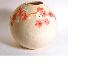 桜浮彫花瓶の画像
