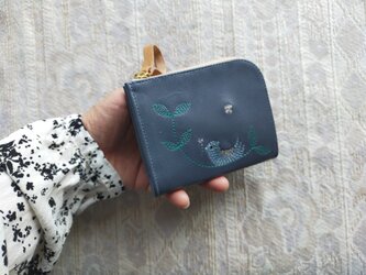 刺繍革財布『幸せな青い鳥』アッシュBLUE（牛革）二つ折り☆ミニ財布☆の画像