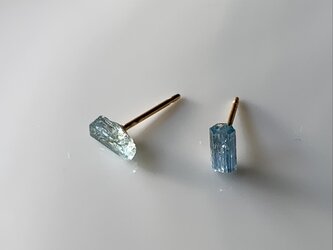 アクアマリン結晶のミニ　ピアスの画像