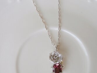ピンクの薔薇のペンダントの画像