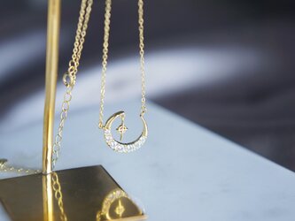 【Sterling silver 925】Crescent Moon Dangling Tiny Cross Necklaceの画像