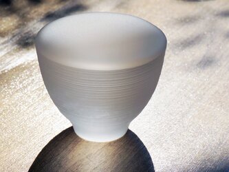 無色透明ガラスのインテリアトレイ -「 灯りのたね 」● 直径9cm ● つや消しの画像