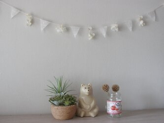 白いお花と、レースのガーランドの画像