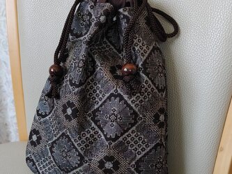 大島紬と家紋柄(柿渋)のリバーシブル巾着の画像