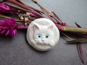 猫ねこブローチ16（白猫）　せきそ粘土の画像