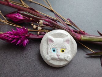 猫ねこブローチ17（白猫）　せきそ粘土の画像