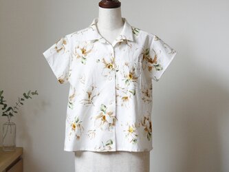 オープンカラーのシャツ コットン　フラワー　白（ML）の画像