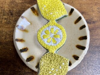 手刺繍　レモンのブローチの画像