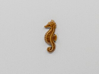 陶器ブローチ タツノオトシゴ 飴色