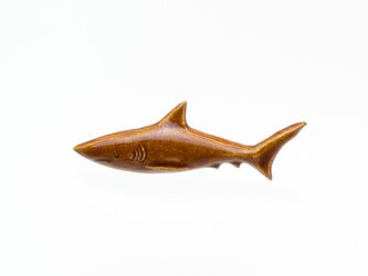 陶器ブローチ サメ 飴色の画像