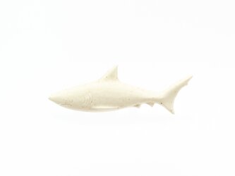 陶器ブローチ サメ 生成りの画像