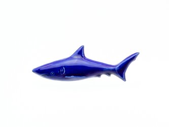 【20％OFF】陶器ブローチ サメ コバルトの画像