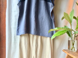 アナベル刺繍×リネン　バイカラーフレンチスリーブブラウス　ネイビーグレーの画像