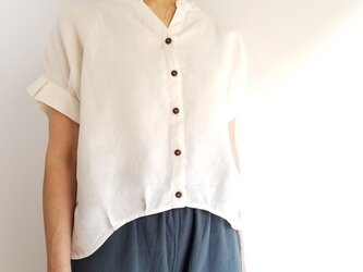 可憐な夏のリネンシャツ★タックフリルの袖と丸みのあるヘムラインが可愛い キナリ | 5L～7Lの画像