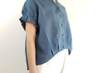 可憐な夏のリネンシャツ★タックフリルの袖と丸みのあるヘムラインが可愛い インディゴブルー | M～4Lの画像