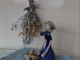夏の少女とスズランのミニスワッグの画像