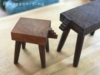 受注制作　完成まで2〜3週間　階段付きの小さなスツール2個組の画像
