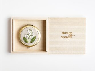 shimontowasamo/すずらん 刺繍 コンパクトミラー 手刺繍 手鏡(ポーチ付き)受注制作の画像