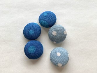 絹手染くるみボタン５個（グレー2・青系３）の画像