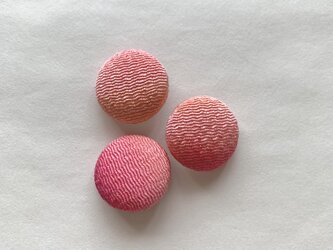 絹手染くるみボタン３個（ぼかし染・ピンク系）の画像