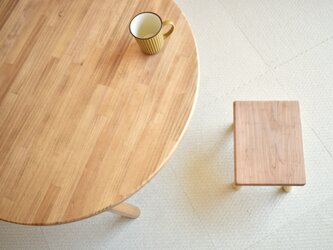 木脚の丸テーブル80cm　(引き出し2杯付き)の画像