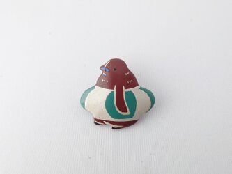 浮輪 王様ペンギンひな 漆ブローチの画像