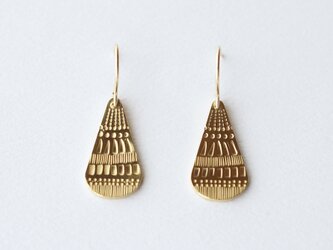 模様を打った 真鍮ピアス／medallion pattern hook earrings dropの画像