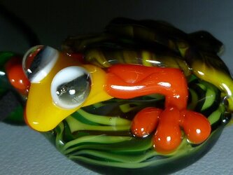 穴からゴソゴソ蛙NO.1（ガラス、一点物、トンボ玉、ペンダント）の画像