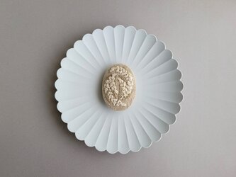 西洋にんじんぼくのブローチ　ベージュの画像