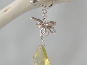 宝石を運ぶハキリバチのイヤリング〈片耳〉の画像