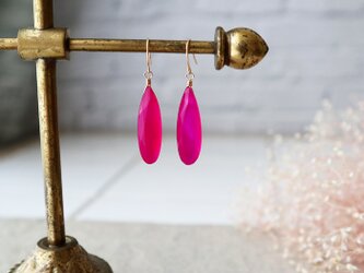 【K18】宝石質フューシャピンクカルセドニーの一粒ピアス(ロングファセットカット)の画像