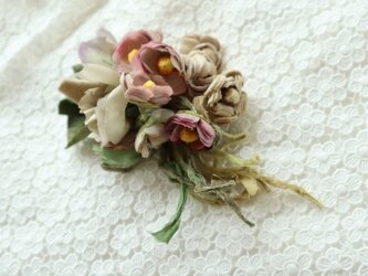 布花 シックな大きなコサージュの画像