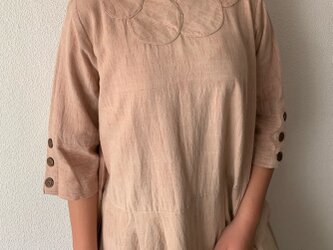 襟もとのドットとウエスト切り替えがキュートな手織り綿ワンピース　ピンクベージュ絣の画像