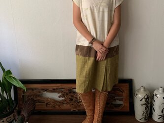 裾切り替えボックスプリーツですっきりの丈短め手織り綿ワンピース　白絣の画像