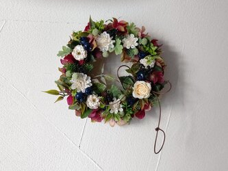 cream & berry wreathの画像