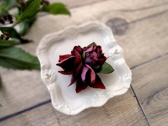 ヘアピンにもなるフラワーコサージュ　■ 秋色の薔薇 シリーズ ■ シックボルドー色の画像