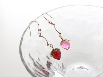 いちごちゃん イヤリング ピアス PG レッド 　ピンク　オリジナル　小さい　優しい　ピンクゴールド　シルバー　ストロベリーの画像