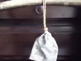 白大島紬のお守り袋のようなミニ巾着袋（送料無料）の画像