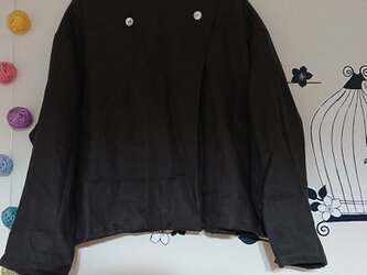 雰囲気のある大人服　ショートジャケット　リネン　チャコールブラウンの画像