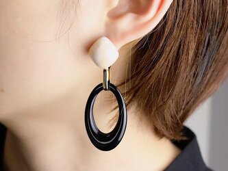 14kgfピアス◇レトロアクリルピアス ~クリームスクエアカボション×ブラックオーバル~〈p_h19〉の画像