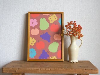 「花と果実と蝶模様（ブラウン）」A4ポスターの画像