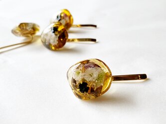 「幸福」花言葉を持つかすみ草を閉じ込めたボタニカル・ポニーフックの画像