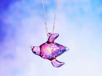 銀河を泳ぐペンギン／ピンク　オパール入り・ガラスペンダントの画像