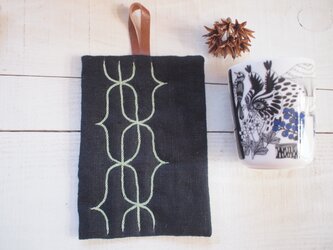 アイヌ刺繍の鍋つかみ/鍋しき　ブラックリネンに抹茶ラテ色の糸の画像