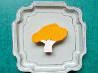 木のブローチ（やまぶきいろ）　せきそ粘土の画像