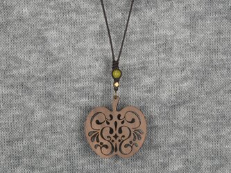 青林檎のネックレス　クルミの木のウッドアクセサリーの画像