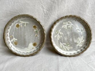 粉引きのタルト皿 (ミモザと黄色い花柄)2枚セットの画像
