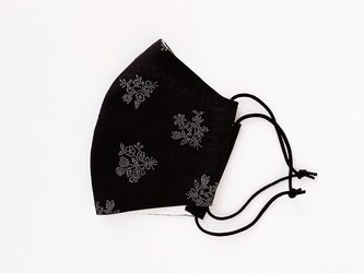 花束の刺しゅうプリント×モノトーン シックなコットンマスク 手縫いの画像